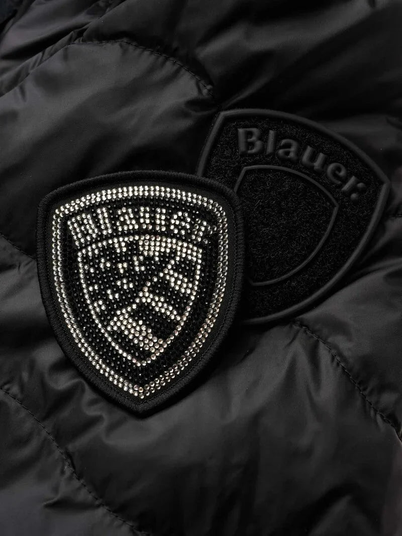 dettaglio patch blauer donna